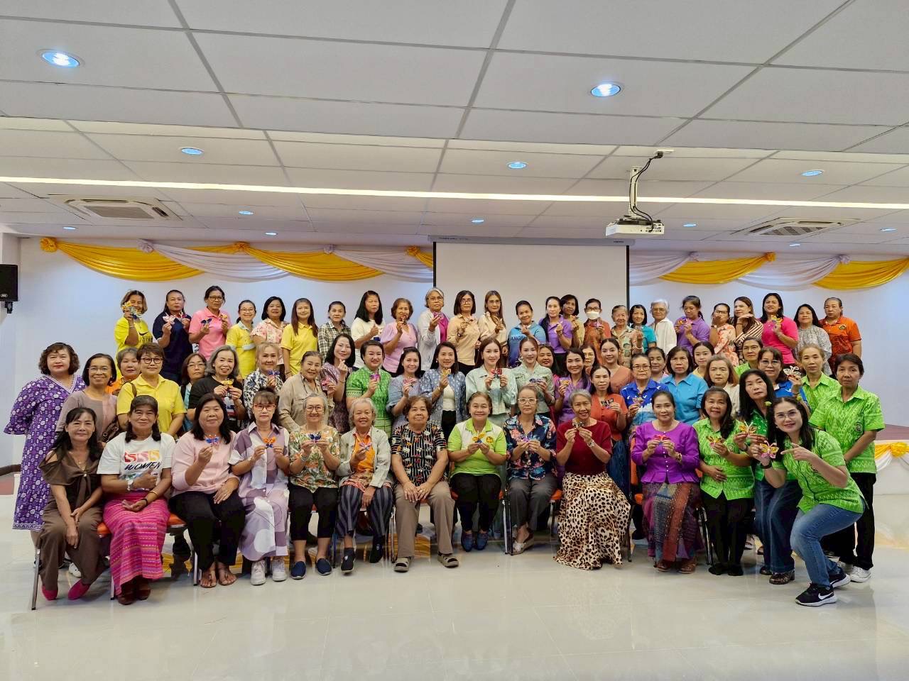 พช.เมืองสมุทรปราการ รวมพลังสตรี และคณะกรรมการเครือข่าย OTOP อำเภอเมืองสมุทรปราการ ประดิษฐ์ผีเสื้อจากผ้าไทยประจำถิ่นของจังหวัด