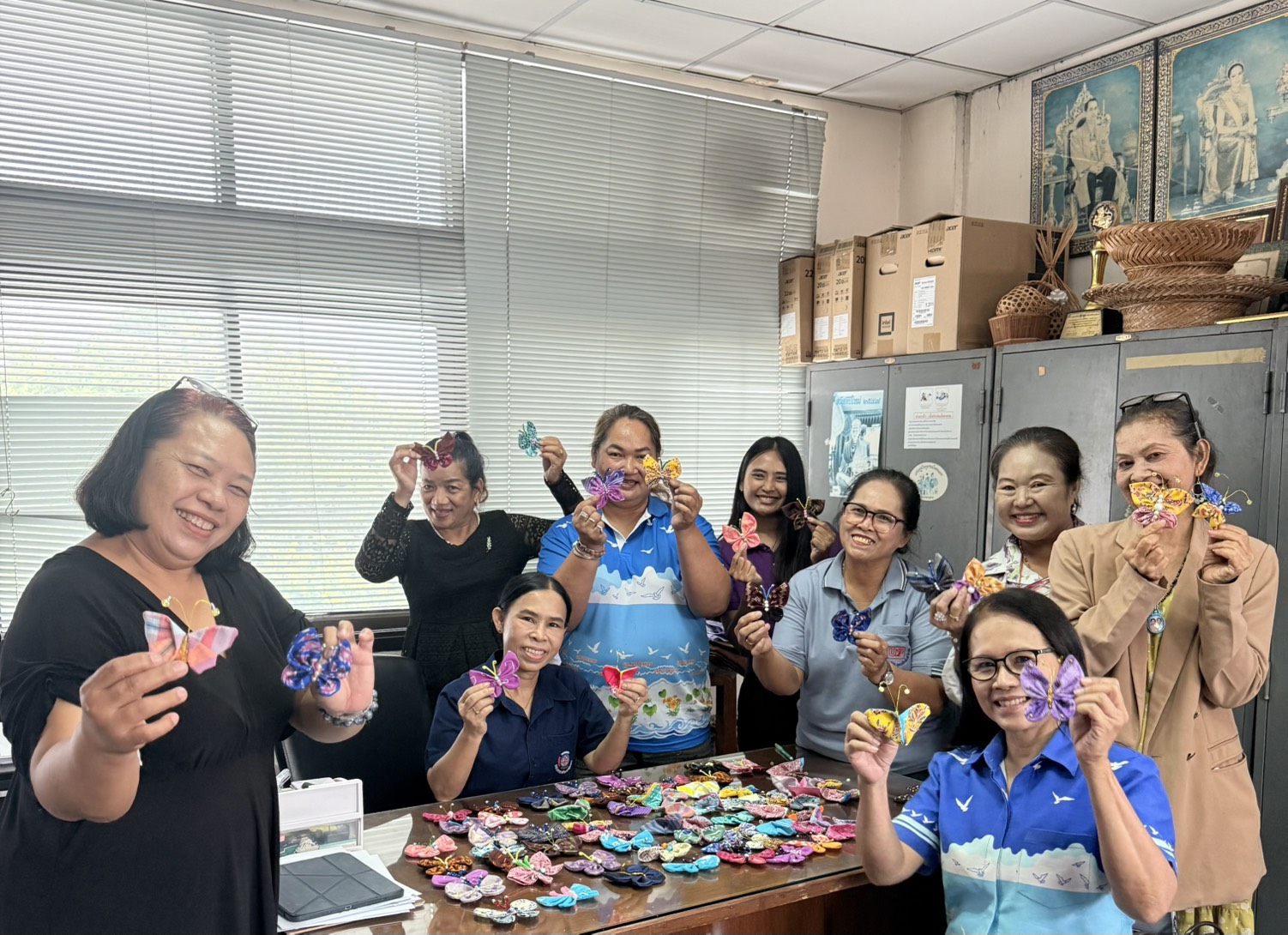 พช.เมืองสมุทรปราการ ร่วมกับคณะกรรมการเครือข่าย OTOP อำเภอเมืองสมุทรปราการ ประดิษฐ์ผีเสื้อจากผ้าไทยประจำถิ่นของจังหวัด