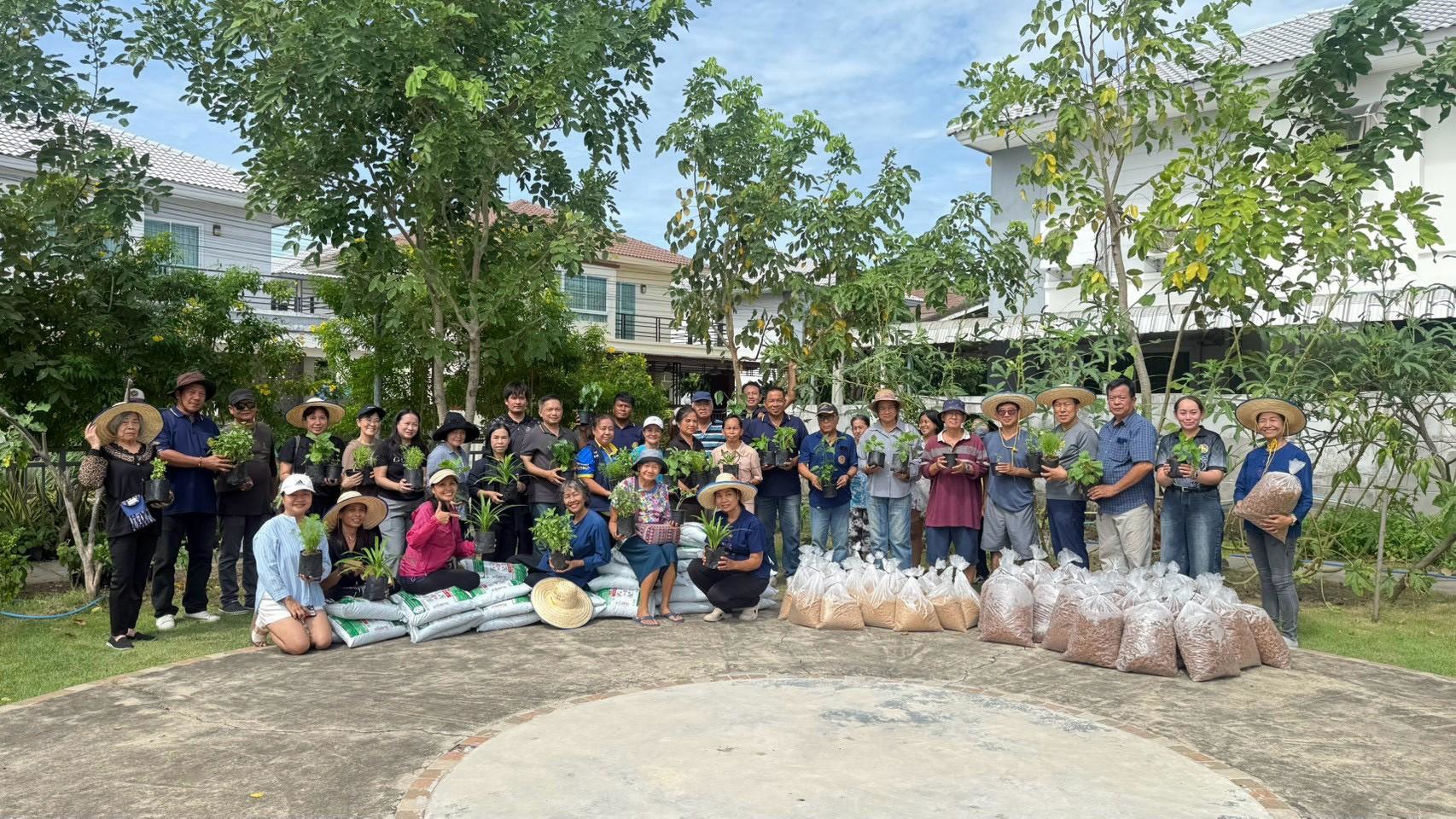 พช.เมืองสมุทรปราการ ดำเนินโครงการขยายผลการปลูกผักสวนครัวในพื้นที่ว่างบ้านจัดสรร สู่พื้นที่ว่างในตำบล