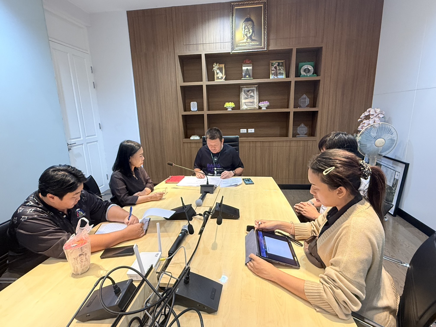 สพอ.เมืองสมุทรปราการ ดำเนินการประชุมคณะกรรมการกำหนดแบบรูปรายการงานก่อสร้าง และกำหนดราคากลาง โครงการบ้านห่วงใยจากใจ GLO พื้นที่อำเภอเมืองสมุทรปราการ